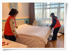 学习结束孩子把酒店房间打扫干净